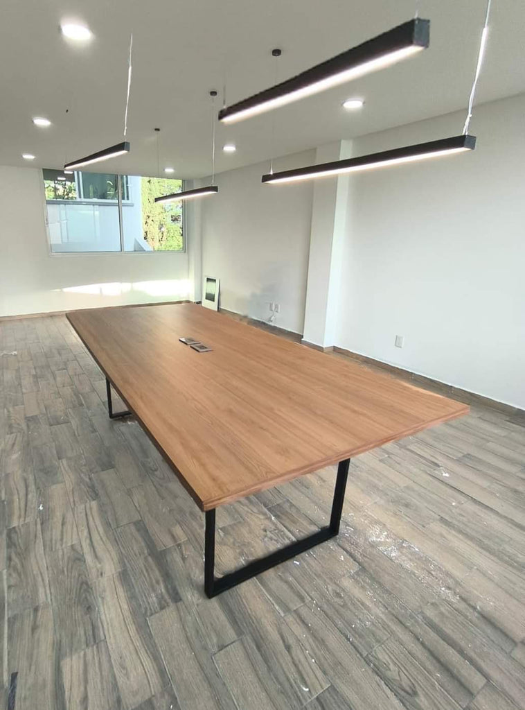 Mesa para sala de juntas 8 Plazas Base Metálica con Contactos y USB