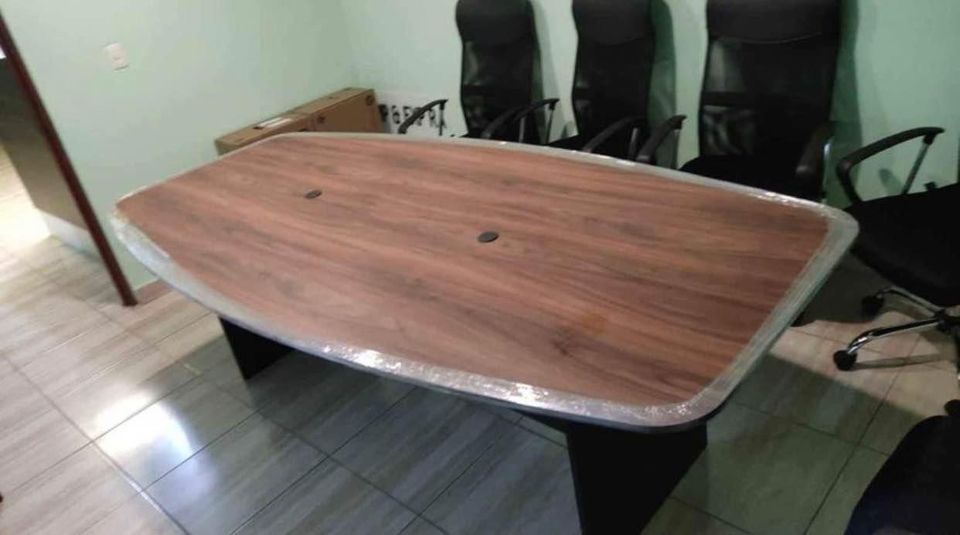 Mesa para sala de juntas 8 personas 2.40x1.10mts con contactos  (2 usb y 3 contactos)